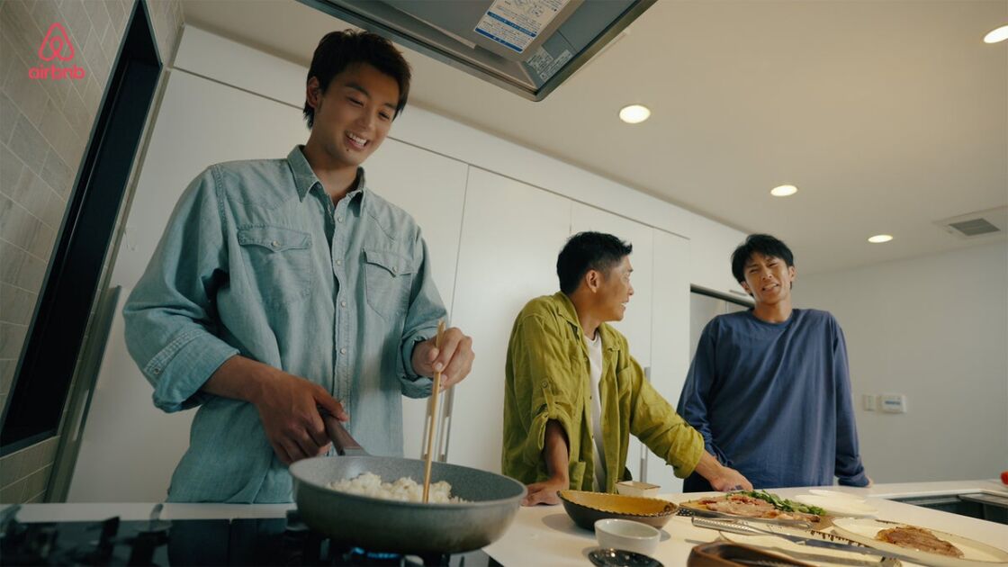 旅先のキッチンでみんなでごはん。Airbnbがレシピ集「エアビ飯」を公開、宿泊クーポンが当たるXキャンペーンも